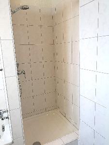 Dusche in Badezimmer